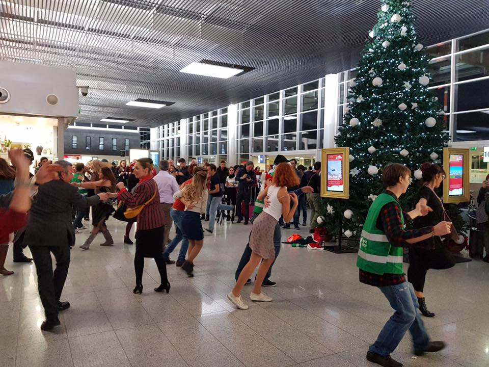 Flash Mob di Natale in aeroporto. Il ballo improvviso sulle note swing di Jingle Bells